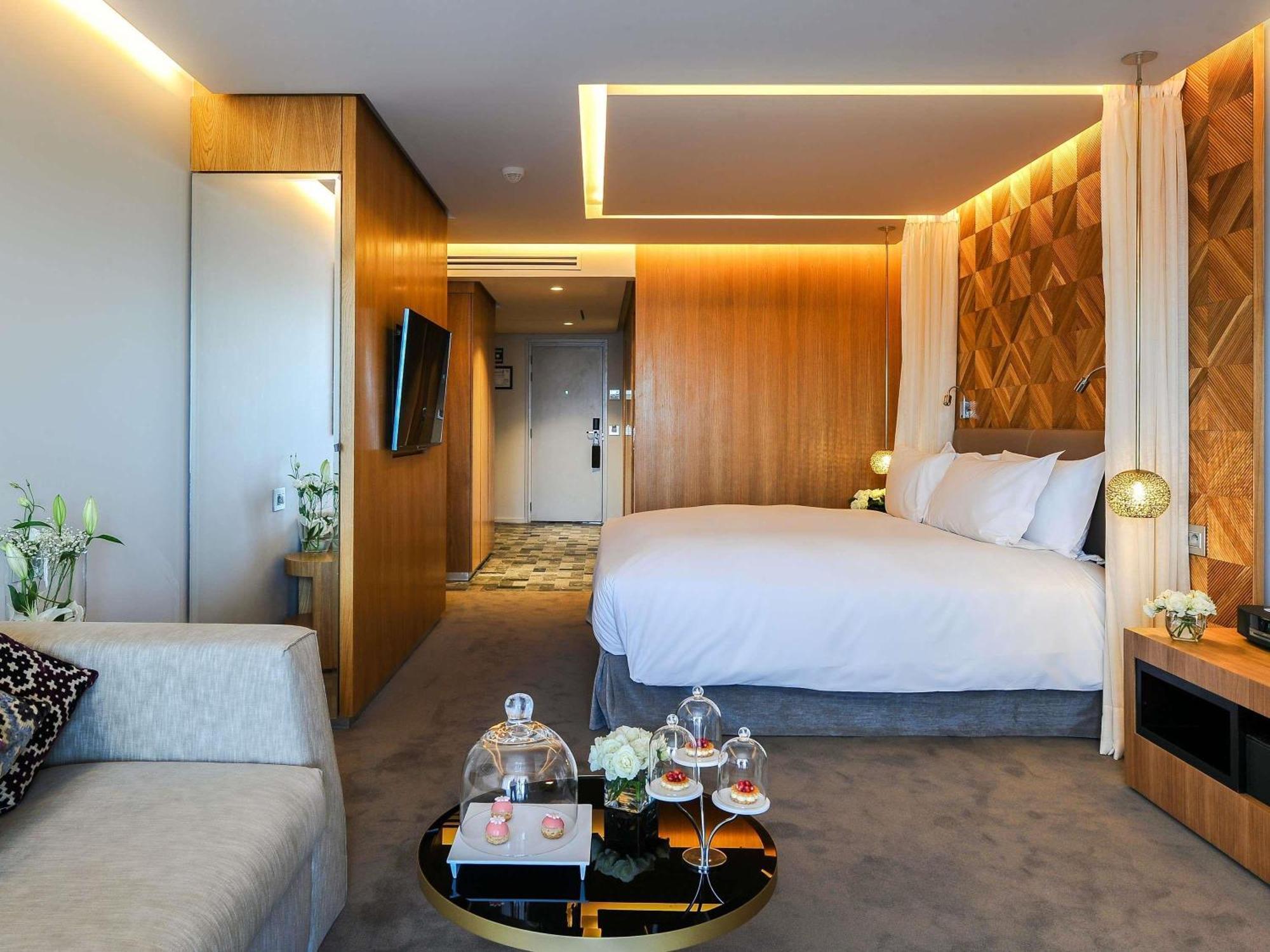 Contemporary Junior King Suite with Mountain and Pool View